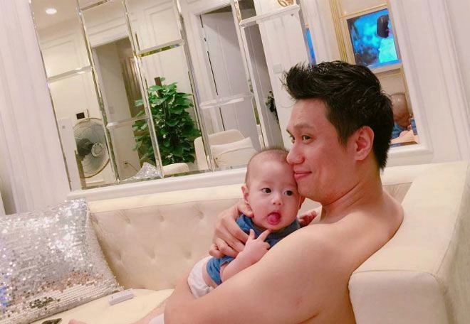 Khi bố v-biz cởi trần chăm con kim lý làm mẹ bỉm mê tít chồng lan khuê không kém - 11