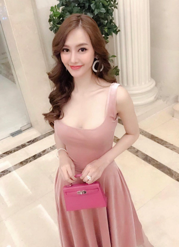 Khoe body bên người chồng vũ công linh chi nhìn như không mặc gì vì bị trang phục hại - 12