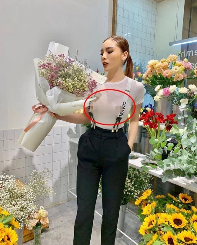 Khoe chân dài đến nách nhưng u40 lệ quyên làm ai nấy phải đỏ mặt vì mốt quên áo ngực - 9