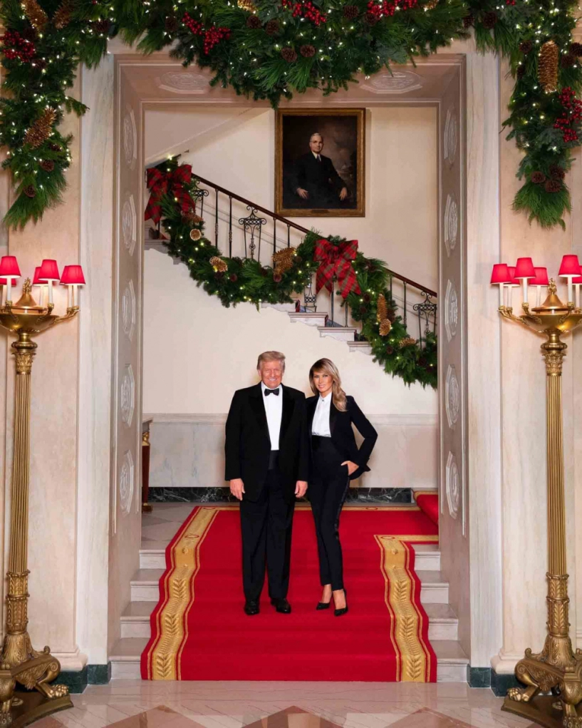 Kỉ niệm mùa giáng sinh cuối cùng tại nhà trắng donald trump và phu nhân diện đồ đôi tình tứ - 1