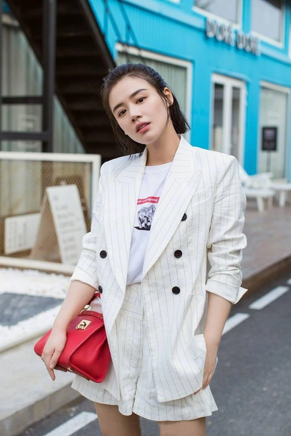 Kiểu họa tiết trang phục được các sao hoa ngữ ưu ái diện lên vừa tôn dáng lại trẻ trung - 4