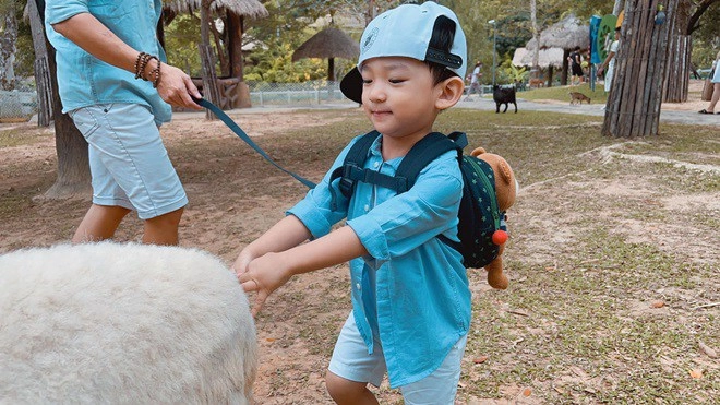 Lần đầu đi sở thú con trai lương thế thành cười tít mắt liên tục nói yêu ba mẹ - 5