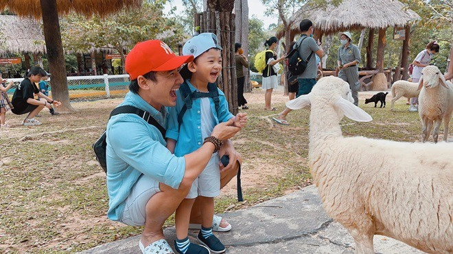 Lần đầu đi sở thú con trai lương thế thành cười tít mắt liên tục nói yêu ba mẹ - 8
