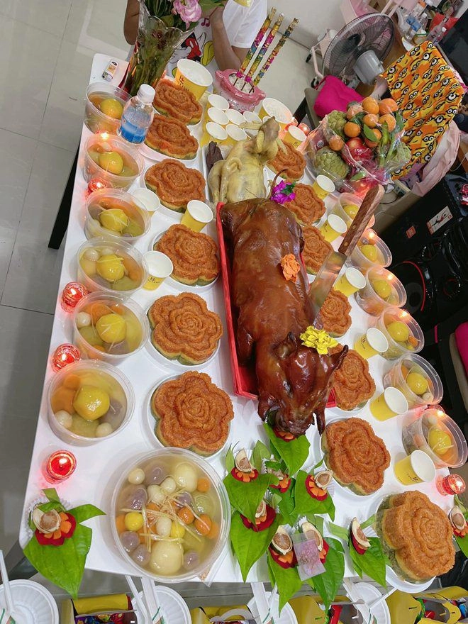 Hồ ngọc hà khắc việt làm đầy tháng cho con hoành tráng chú ý nhất là mâm cỗ cúng nhà mạc văn khoa - 5