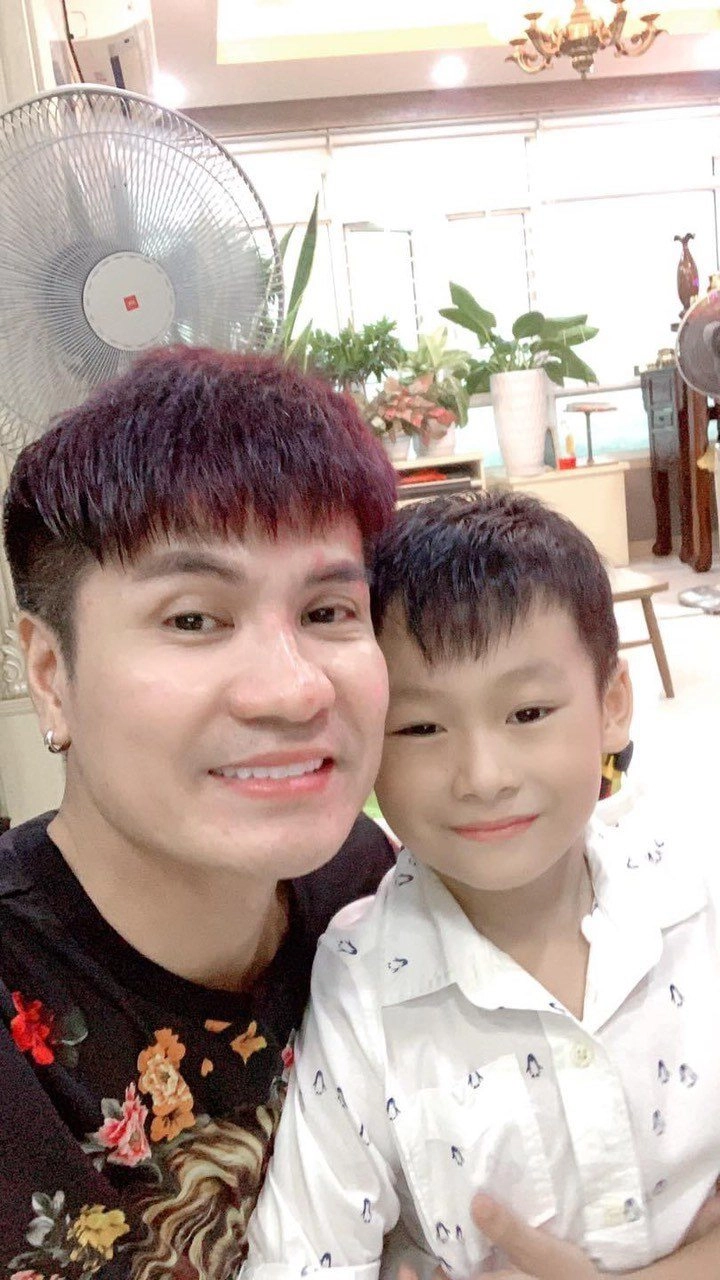 Lấy vợ tuổi cọp vua nhạc sàn 2 đời vợ nhiều lúc lén ôm con vào lòng và khóc - 2