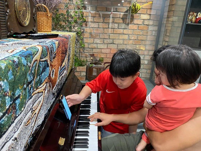 Lê phương đón giao thừa bên gia đình dân mạng chú ý bàn tay con trai riêng bên cha dượng - 2