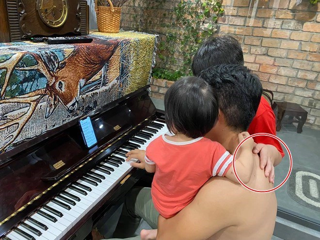 Lê phương đón giao thừa bên gia đình dân mạng chú ý bàn tay con trai riêng bên cha dượng - 3