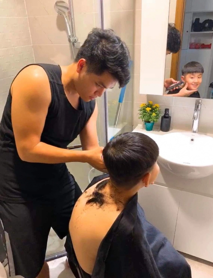 Lê phương đón giao thừa bên gia đình dân mạng chú ý bàn tay con trai riêng bên cha dượng - 4