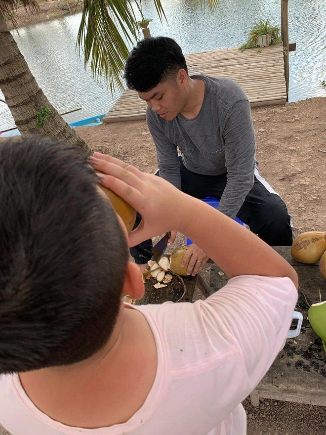 Lê phương đón giao thừa bên gia đình dân mạng chú ý bàn tay con trai riêng bên cha dượng - 7