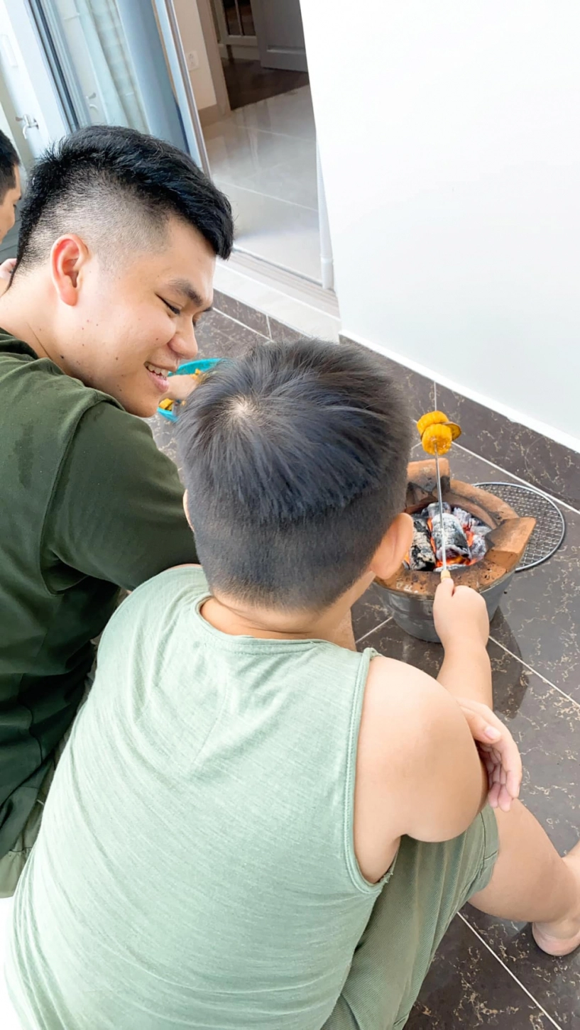 Lê phương đón giao thừa bên gia đình dân mạng chú ý bàn tay con trai riêng bên cha dượng - 8