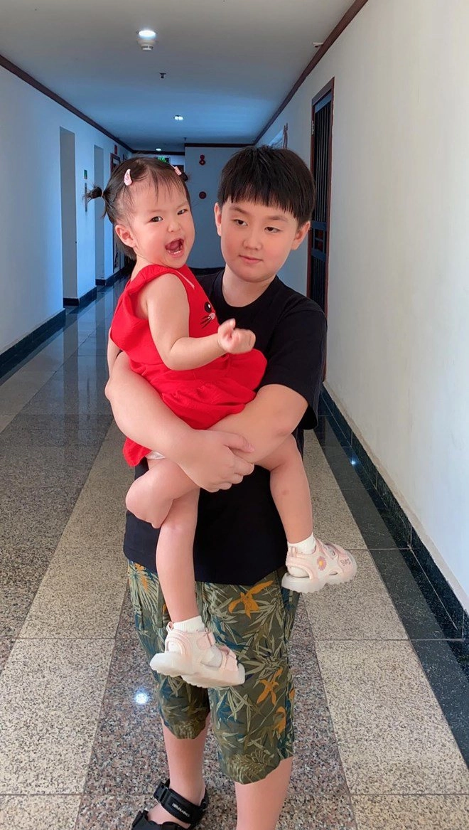 Lê phương đón giao thừa bên gia đình dân mạng chú ý bàn tay con trai riêng bên cha dượng - 9