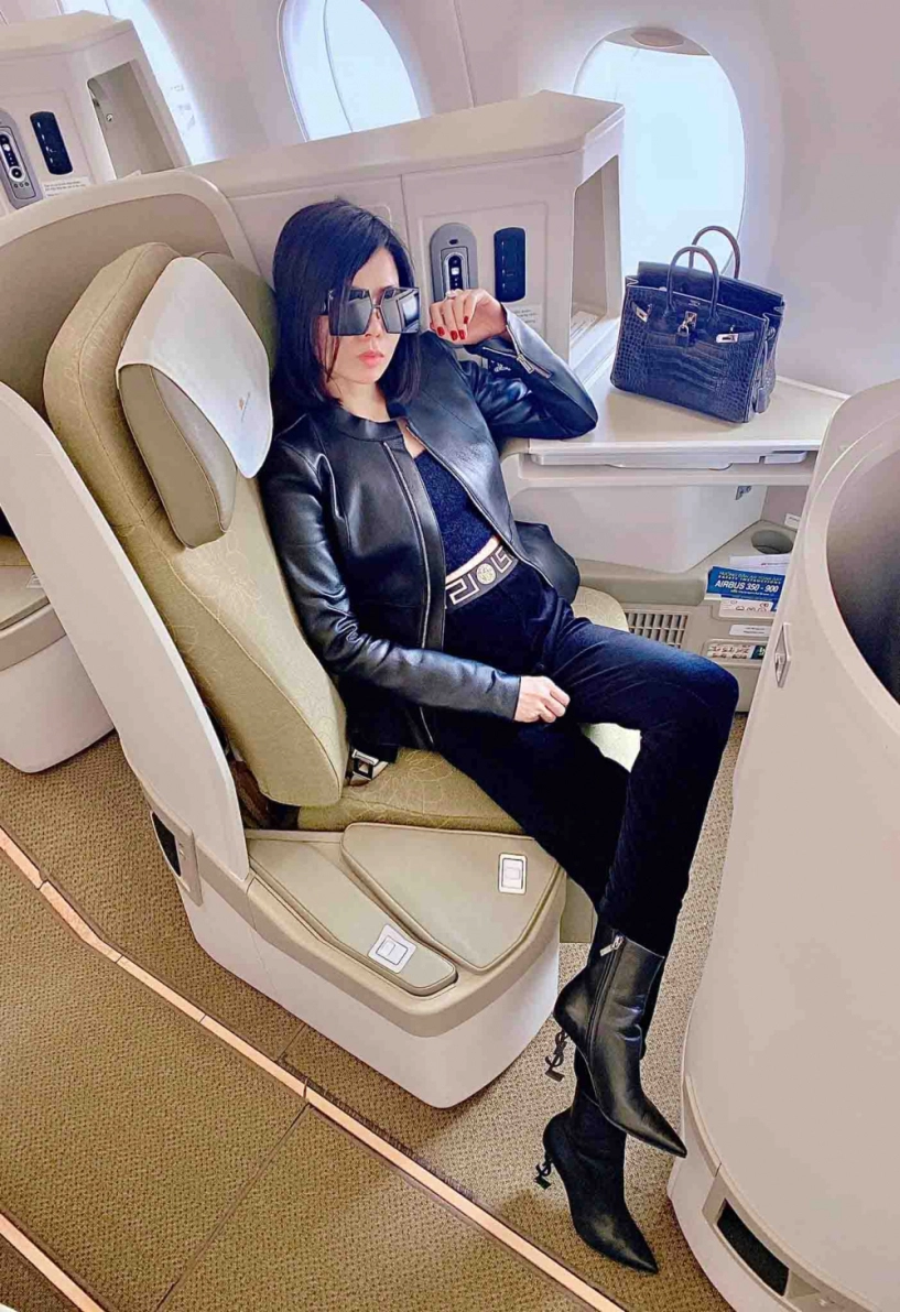 Lệ quyên đi bay chưa diện thì thôi lúc đã lên đồ thì soi giá tiền từng outfit bỏng tay - 1