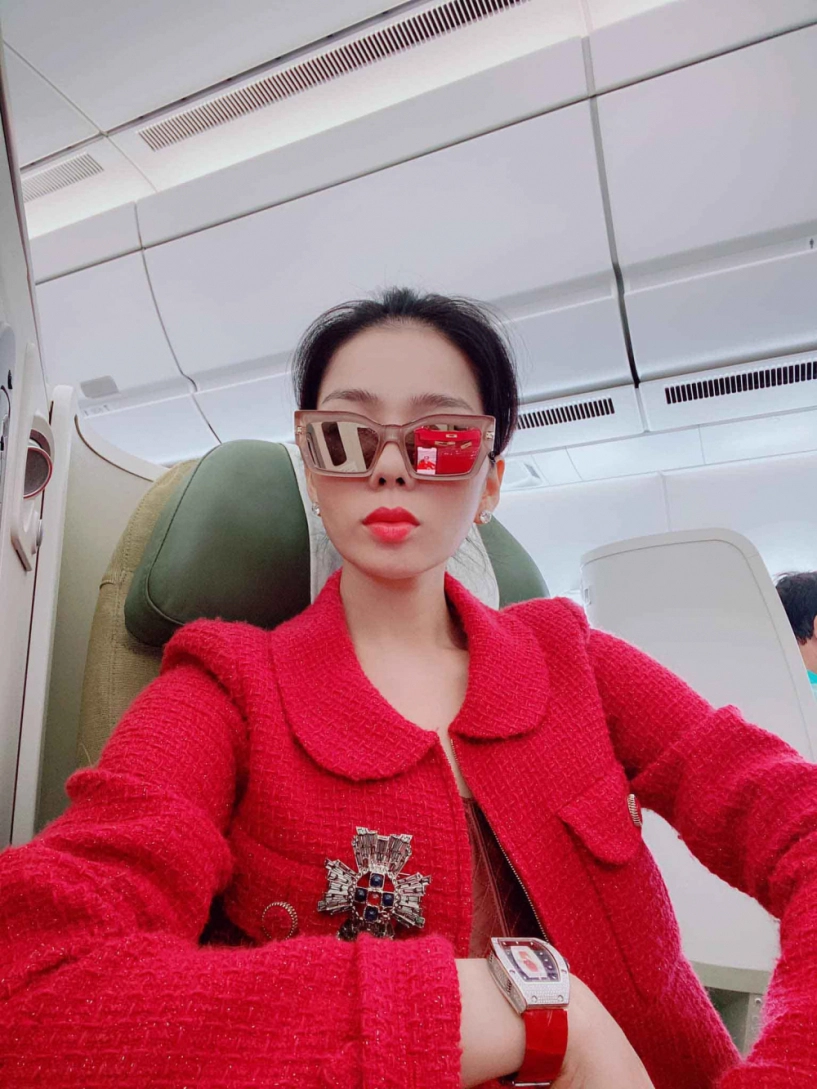 Lệ quyên đi bay chưa diện thì thôi lúc đã lên đồ thì soi giá tiền từng outfit bỏng tay - 3
