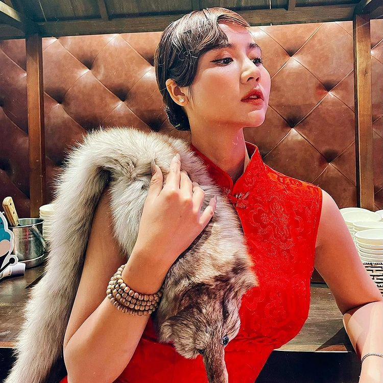 Lên đồ style gái thượng hải huyền lizzie nhận cả rổ chê bai vì choàng khăn lông chồn nguyên con - 5