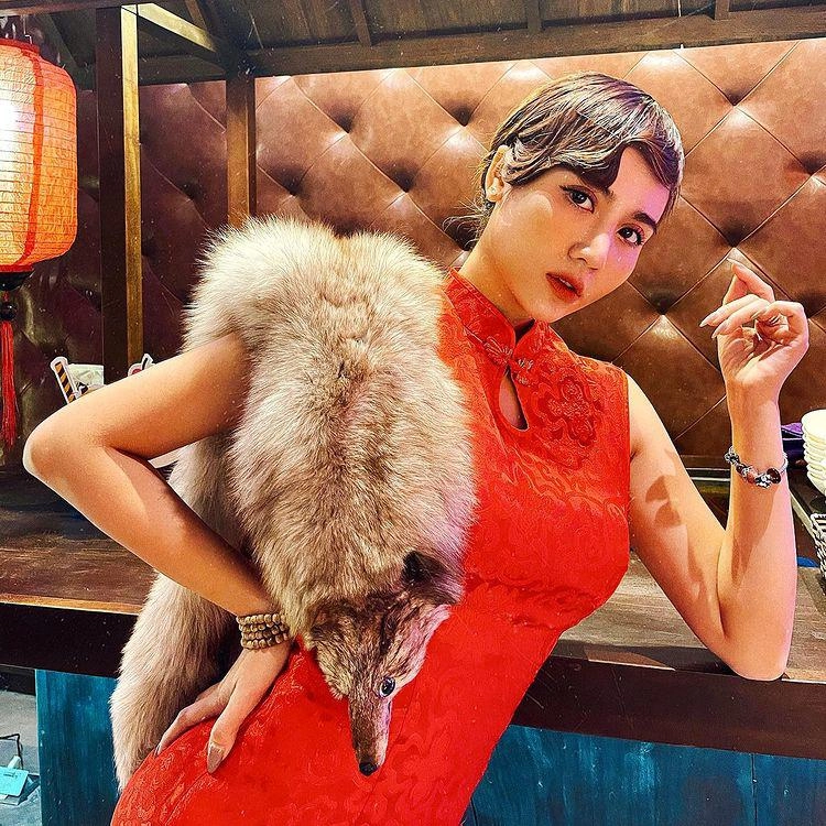 Lên đồ style gái thượng hải huyền lizzie nhận cả rổ chê bai vì choàng khăn lông chồn nguyên con - 7