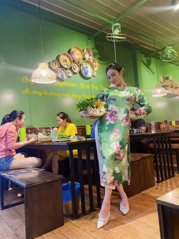 Lên thảm đỏ không ai lộng lẫy bằng nhưng angela phương trinh đứng bán cơm chỉ diện áo dài sen - 1