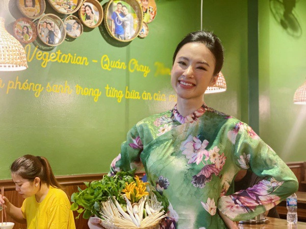Lên thảm đỏ không ai lộng lẫy bằng nhưng angela phương trinh đứng bán cơm chỉ diện áo dài sen - 2