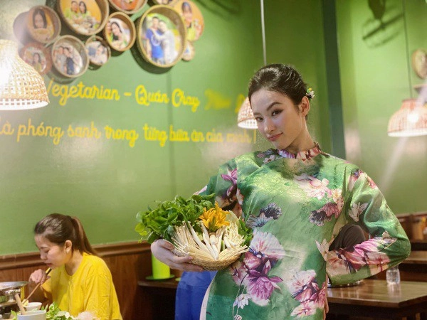 Lên thảm đỏ không ai lộng lẫy bằng nhưng angela phương trinh đứng bán cơm chỉ diện áo dài sen - 3