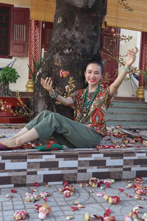 Lên thảm đỏ không ai lộng lẫy bằng nhưng angela phương trinh đứng bán cơm chỉ diện áo dài sen - 4