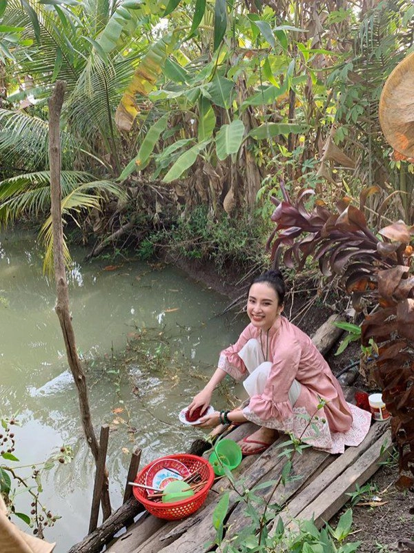 Lên thảm đỏ không ai lộng lẫy bằng nhưng angela phương trinh đứng bán cơm chỉ diện áo dài sen - 11