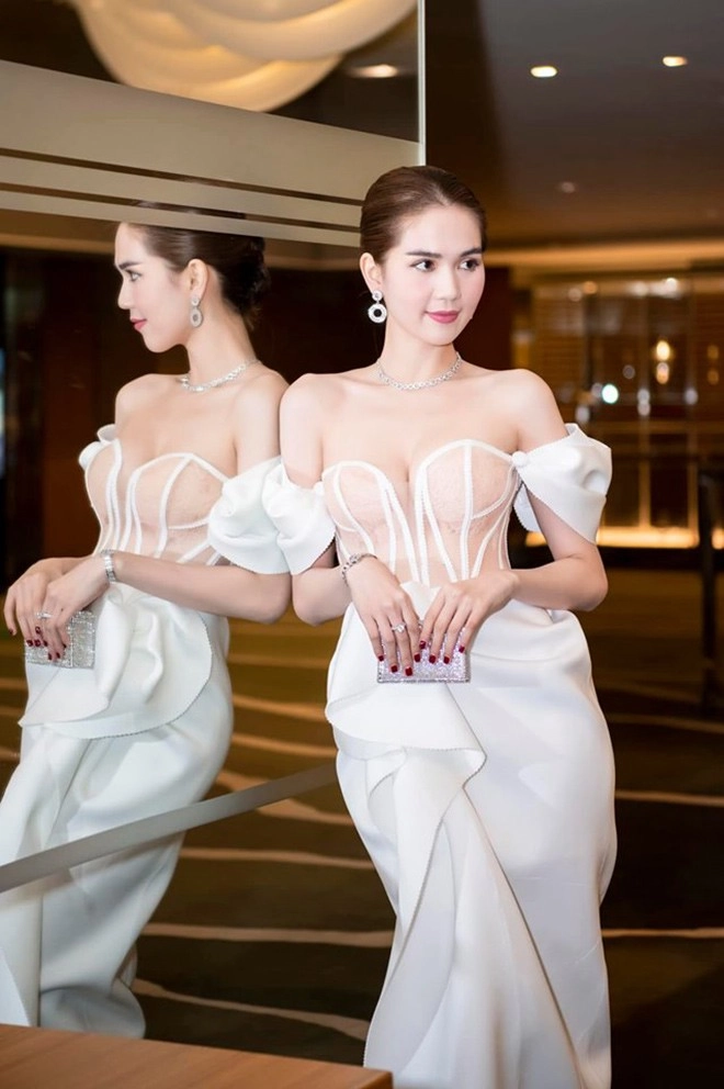 Lỗi lộ mút ngực kém tinh tế làm loạt sao bị chỉ trích đến cả ngọc trinh cũng khó tránh - 11
