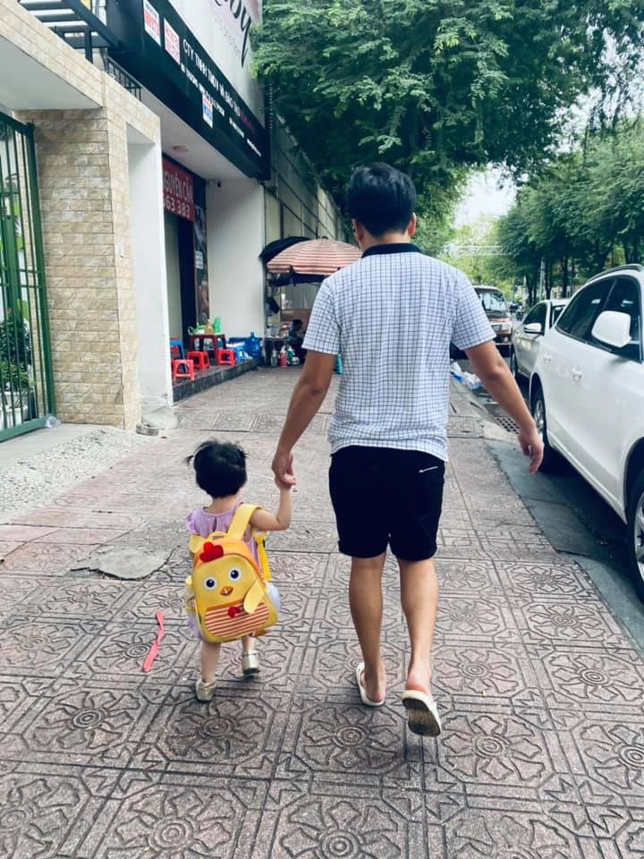Lộng lẫy ở đâu chứ đưa con đi học sao việt cũng quần đùi áo phông tuềnh toàng như ai - 1