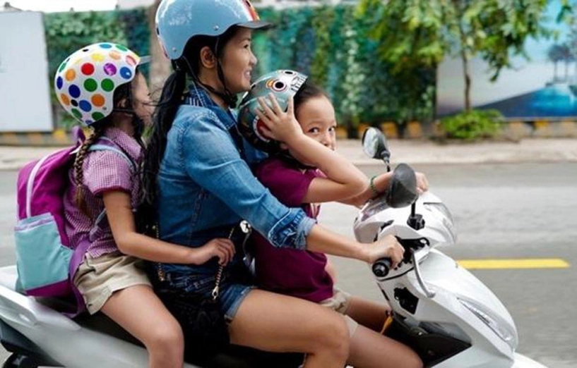 Lộng lẫy ở đâu chứ đưa con đi học sao việt cũng quần đùi áo phông tuềnh toàng như ai - 6