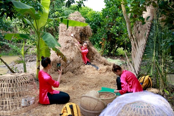 Lột hết quần áo đắt đỏ dàn hoa-á hậu làm váy áo từ lá cây hoa vườn đẹp đỉnh - 2