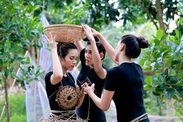 Lột hết quần áo đắt đỏ dàn hoa-á hậu làm váy áo từ lá cây hoa vườn đẹp đỉnh - 3