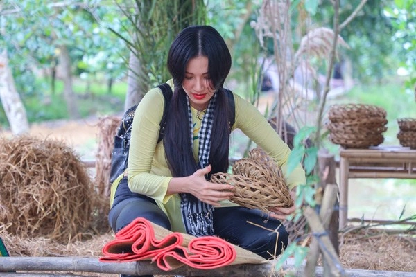 Lột hết quần áo đắt đỏ dàn hoa-á hậu làm váy áo từ lá cây hoa vườn đẹp đỉnh - 4