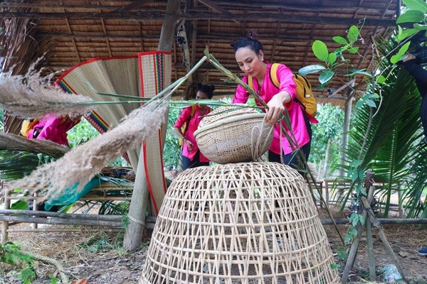 Lột hết quần áo đắt đỏ dàn hoa-á hậu làm váy áo từ lá cây hoa vườn đẹp đỉnh - 6