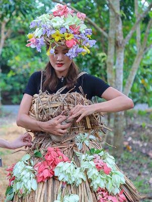 Lột hết quần áo đắt đỏ dàn hoa-á hậu làm váy áo từ lá cây hoa vườn đẹp đỉnh - 8