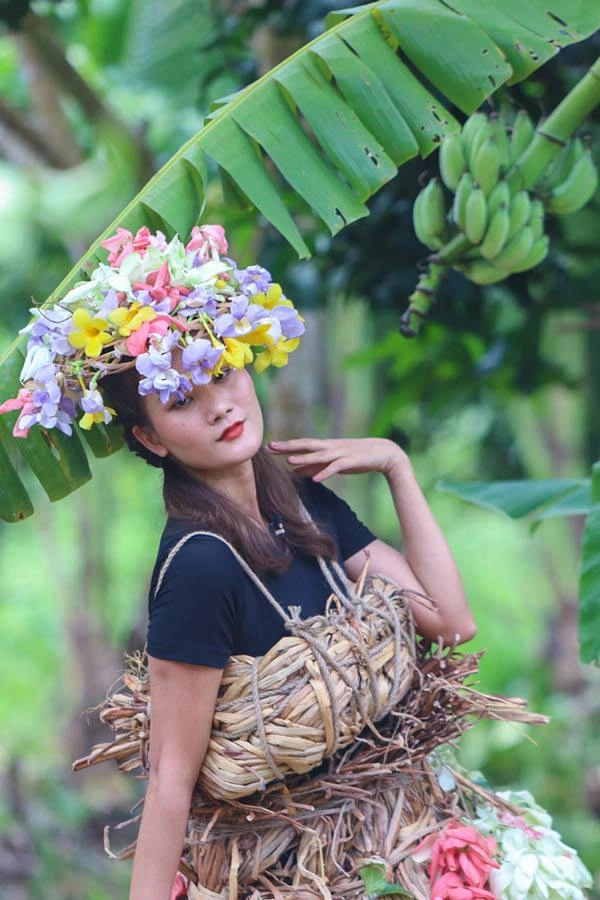 Lột hết quần áo đắt đỏ dàn hoa-á hậu làm váy áo từ lá cây hoa vườn đẹp đỉnh - 11