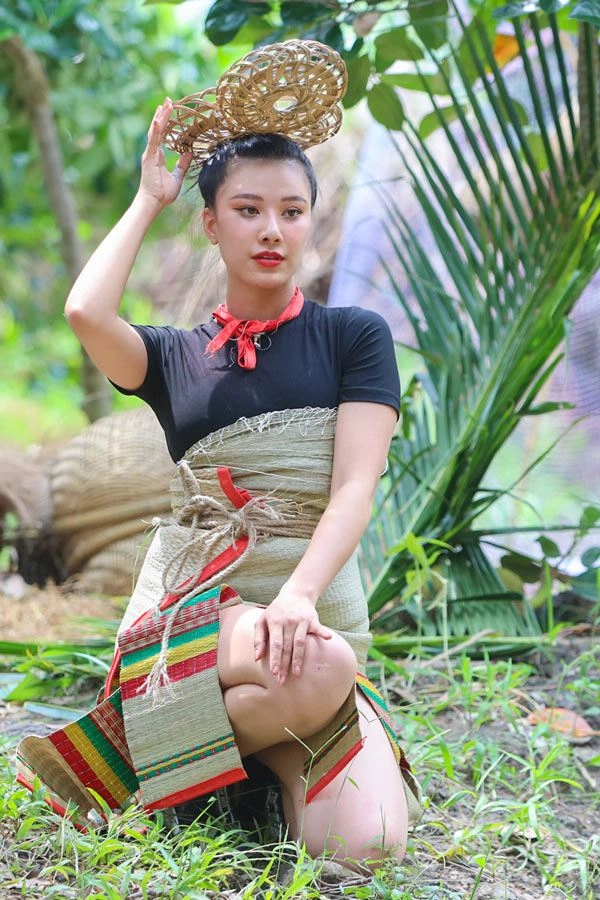 Lột hết quần áo đắt đỏ dàn hoa-á hậu làm váy áo từ lá cây hoa vườn đẹp đỉnh - 13