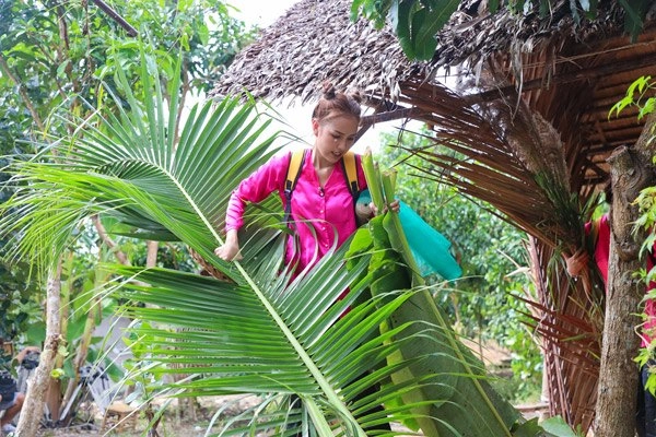 Lột hết quần áo đắt đỏ dàn hoa-á hậu làm váy áo từ lá cây hoa vườn đẹp đỉnh - 14