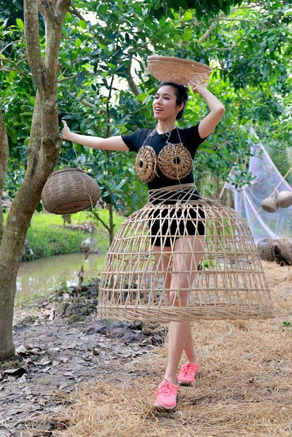 Lột hết quần áo đắt đỏ dàn hoa-á hậu làm váy áo từ lá cây hoa vườn đẹp đỉnh - 15