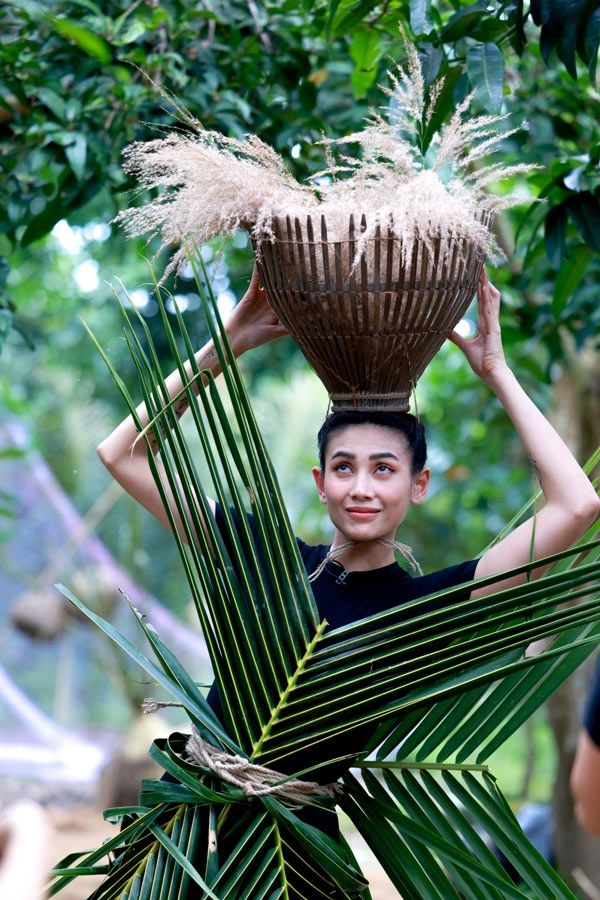 Lột hết quần áo đắt đỏ dàn hoa-á hậu làm váy áo từ lá cây hoa vườn đẹp đỉnh - 16