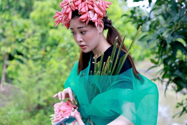 Lột hết quần áo đắt đỏ dàn hoa-á hậu làm váy áo từ lá cây hoa vườn đẹp đỉnh - 17