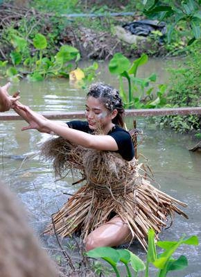 Lột hết quần áo đắt đỏ dàn hoa-á hậu làm váy áo từ lá cây hoa vườn đẹp đỉnh - 18