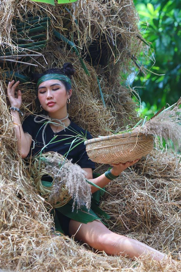 Lột hết quần áo đắt đỏ dàn hoa-á hậu làm váy áo từ lá cây hoa vườn đẹp đỉnh - 19