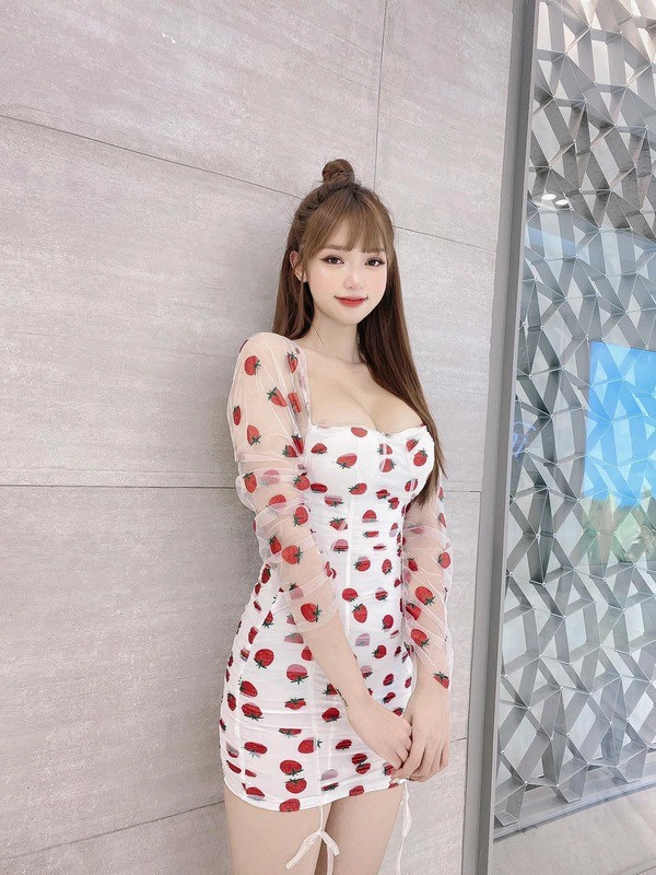 Mặc chiếc váy tàng hình dáng ôm sát hot girl mê hoặc cđm với đường cong mướt mắt - 18