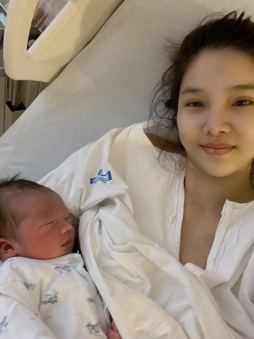 Mạc hồng quân khoe cận mặt con mới chào đời so với bé tỏi mới thấy gen bố quá mạnh - 2