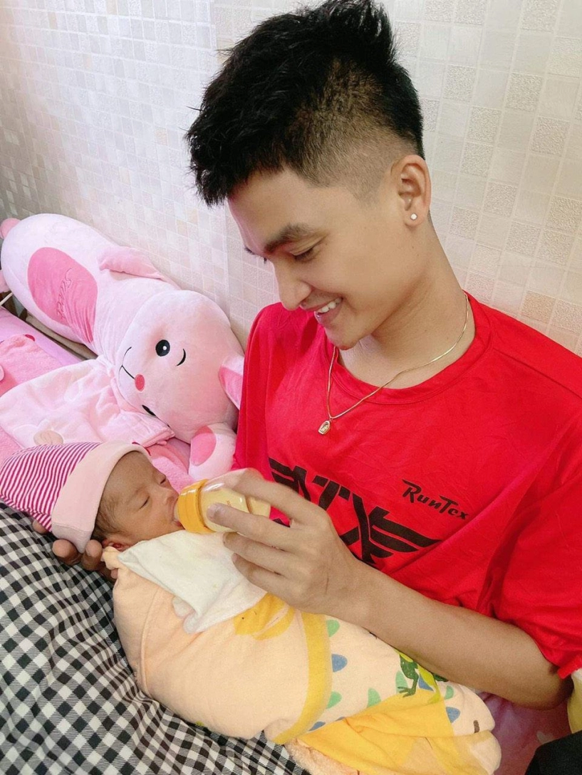 Mạc văn khoa ra ngoài là cây hài vợ trẻ kể ở nhà chồng chăm con nấu ăn chùi toilet - 10