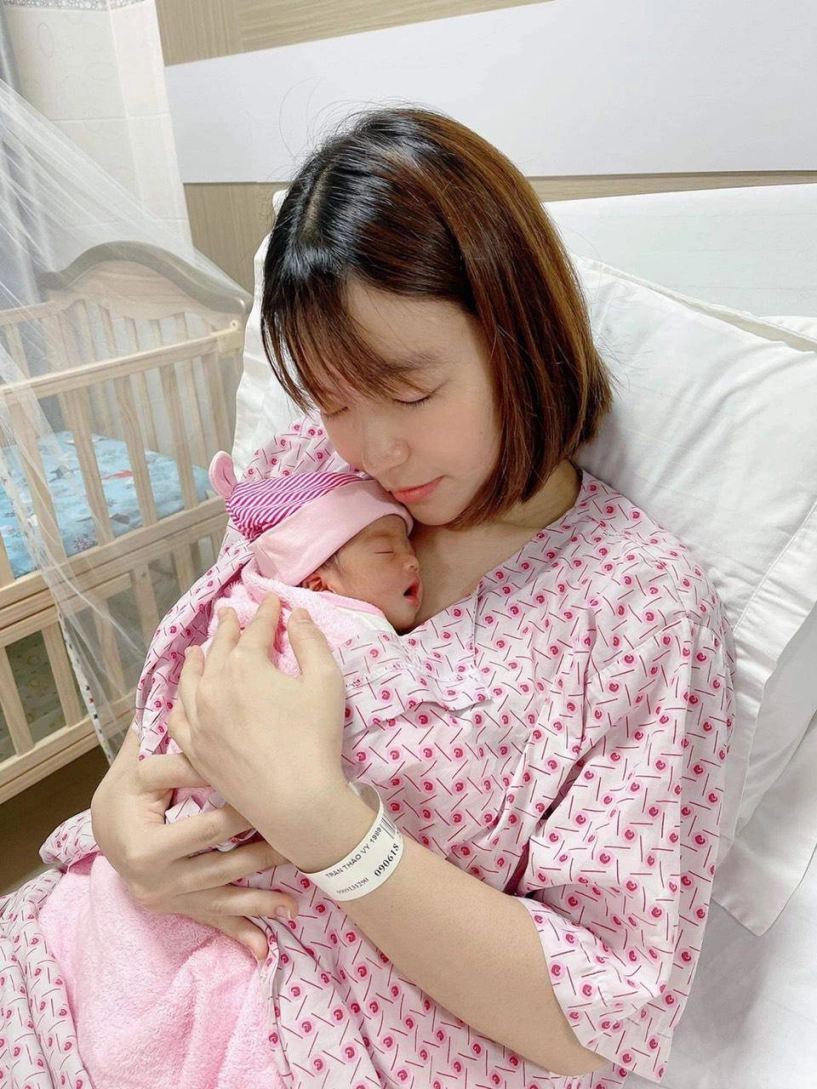 Mạc văn khoa ra ngoài là cây hài vợ trẻ kể ở nhà chồng chăm con nấu ăn chùi toilet - 16