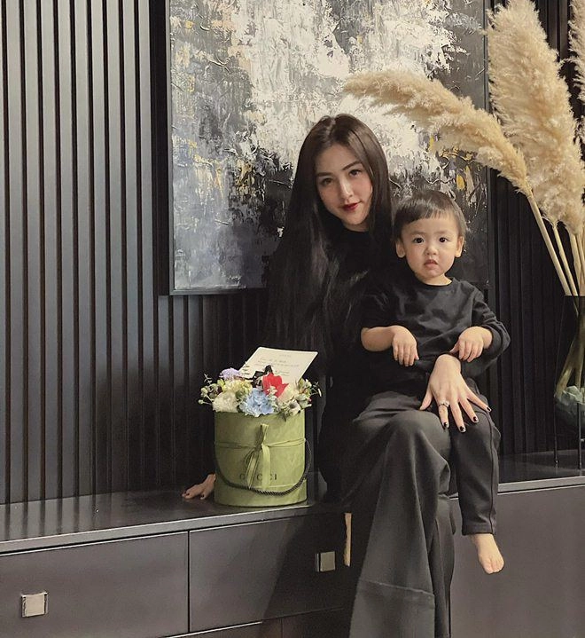 Mẹ á hậu hhvn diện đồ hiệu tỷ đồng con trai 365 ngày đi một đôi giày lý do đây - 1