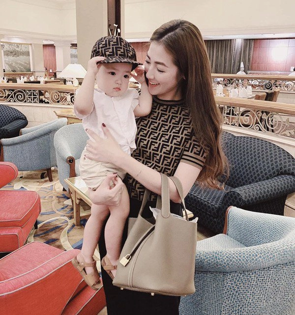 Mẹ á hậu hhvn diện đồ hiệu tỷ đồng con trai 365 ngày đi một đôi giày lý do đây - 7