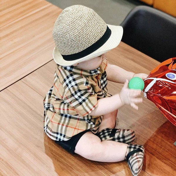 Mẹ á hậu hhvn diện đồ hiệu tỷ đồng con trai 365 ngày đi một đôi giày lý do đây - 8