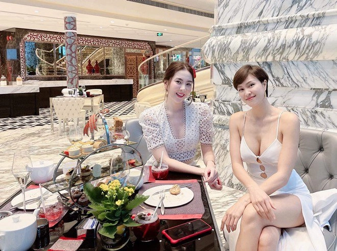 Mẹ bỉm sữa ngực căng như nứt cúc áo xinh áp đảo mc vtv con lai đẹp như thiên thần - 2