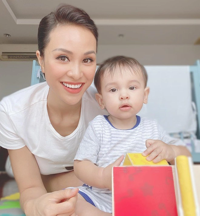Mẹ bỉm sữa ngực căng như nứt cúc áo xinh áp đảo mc vtv con lai đẹp như thiên thần - 10