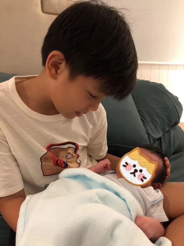 Mẹ đàm thu trang chụp nhà khủng con gái thấy cảnh chăm trẻ hài hước của vợ chồng cường đôla - 11